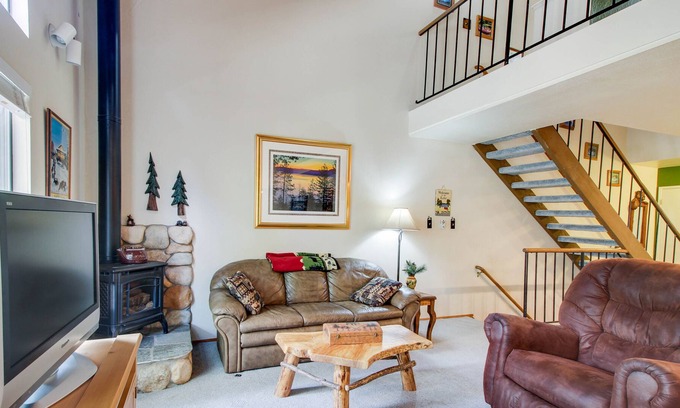Carnelian Woods Condo | Charming Condo with Shared Pool, Hot Tub, Tennis, & Entertainment