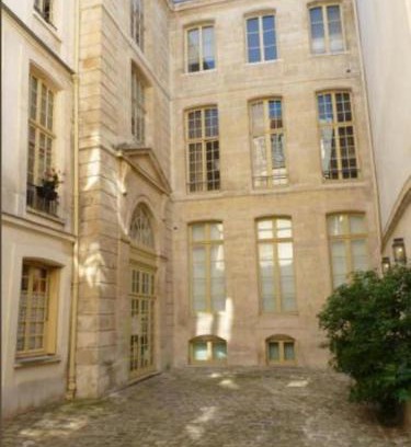 Quartier Sainte-Avoye Apartment | Charming Cosy Triplex in Trendy Marais