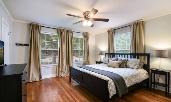 Brentwood House | Charming Cottage 2 Living 5 Beds by AustinGetaways