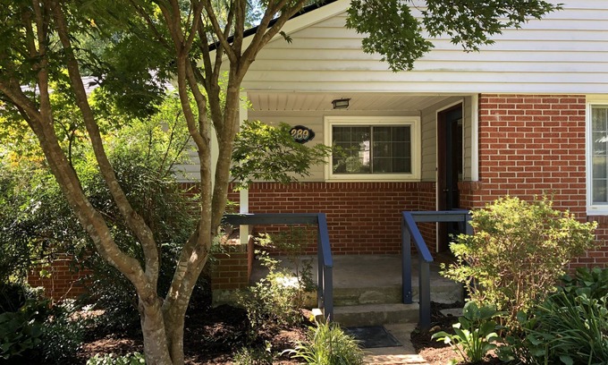 Kenilworth Forest Apartment | Charming Cottage 5 Minutes from Downtown