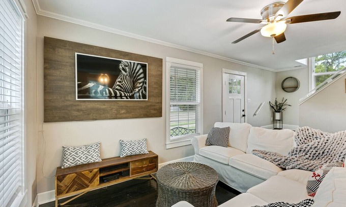 Waco House | Charming Cottage 5 minutes drive to The Silos and all things Magnolia