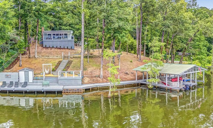 Titus Cottage | Charming Cottage at Weoka on Lake Jordan perfect for fishing and playing