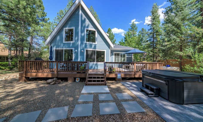 Munds Park Cottage | Charming Cottage-Backs the Nat.Forest with Spa, AC/Heat, Fire Pit and Game Room!