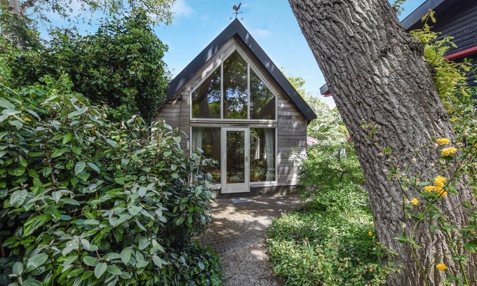 Schoorl Cottage | Charming Cottage “De Kleine Bonte Specht” with Wi-Fi, Terrace & Barbecue