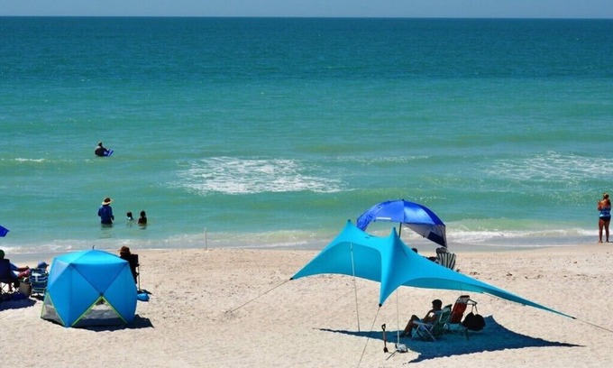 Anna Maria Cottage | Charming Cottage, FREE Wi-Fi & Trolley, Close to Gulf & Bay Beach, Stroll the.