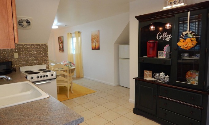 Lebanon Cottage | Charming cottage in a private guest house in Lebanon and minutes to Nashville TN