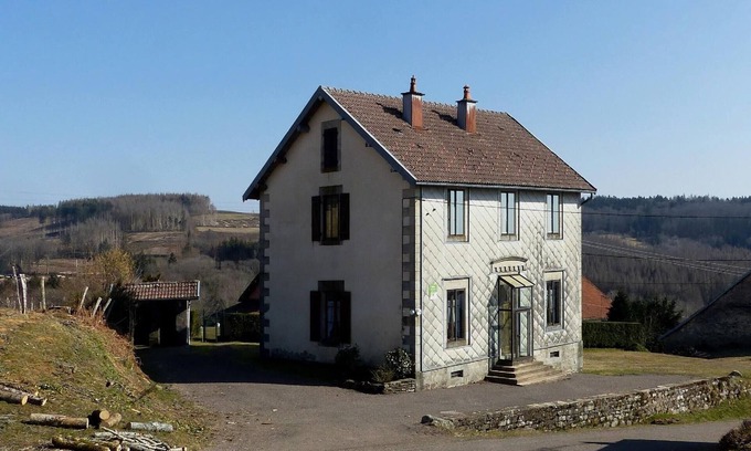 La Montagne Cottage | Charming cottage in La Montagne with fireplace, pets allowed