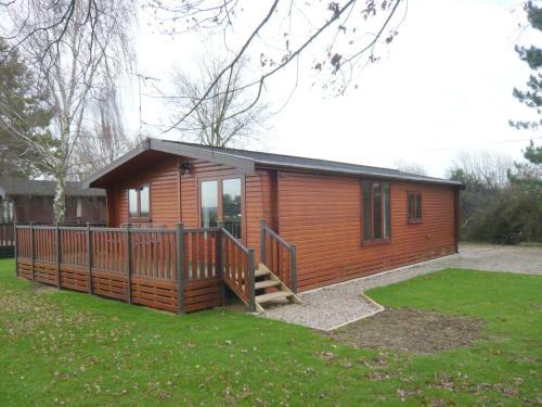 Romney Marsh House | Charming Cottage in Romney Marsh Britain with Wooden Deck