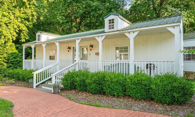 Blue Eye Cabin | Charming Cottage Near Branson | Babbling Creek & Covered Porch