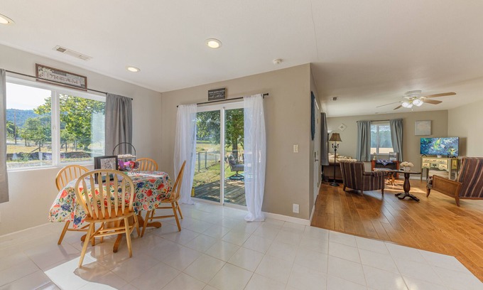 Medford Cottage | Charming Cottage near historic Jacksonville. Wi-Fi, fenced pet area.