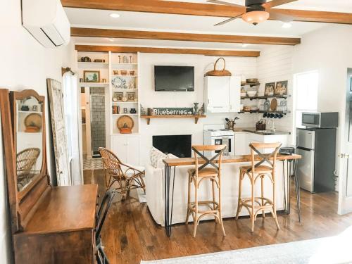 Columbia House | Charming Cottage w KING Bed 1m To Downtown