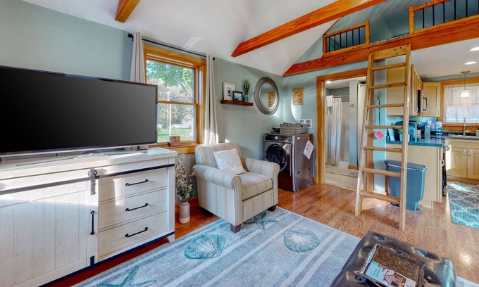 Kennebunk Cottage | Charming cottage with a fully-equipped kitchen, washer/dryer, WiFi & streaming
