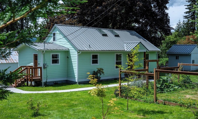 Fall City House | Charming Country House in Fall City, Hikers and Bikers Paradise. Pet friendly!