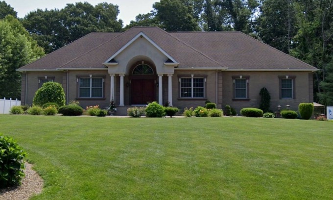 Cranston House | Charming Country Setting 1-bedroom apartment house in Cranston with Hot Tub