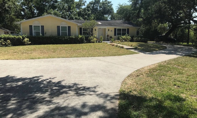 Tampa House | Charming Countryside Lakehouse 3-bedroom house in Tampa with WiFi, AC