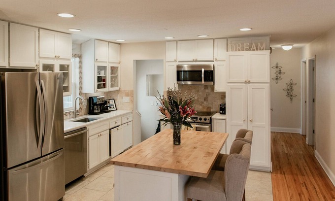 Highland House | Charming & Cozy 4-Bed in Highland Park