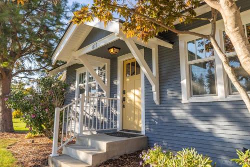 Coeur d'Alene House | Charming Cozy Cottage with Hot Tub