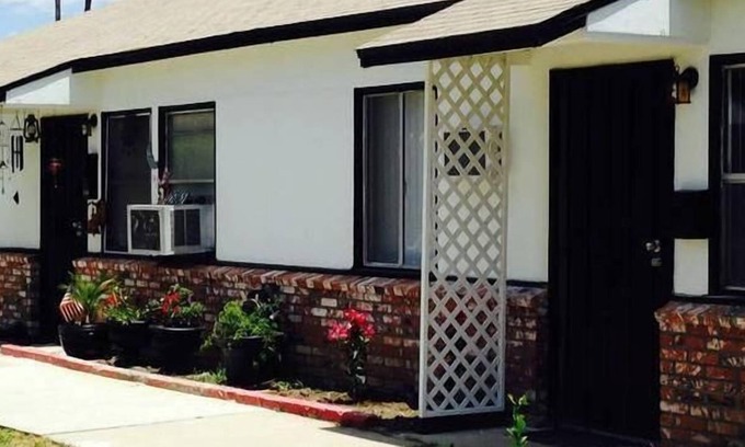 Lake Balboa House | Charming Cozy Cottage/ Free Parking/ High Speed Internet