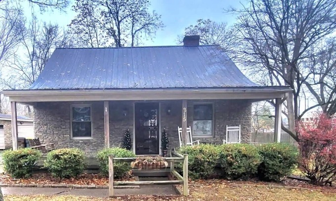 Middletown House | Charming & Cozy Cottage in Quiet Neighborhood