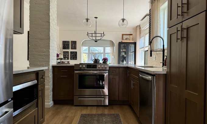 Ravenna House | Charming Craftsman Home-Away-from-Home in Ravenna with Luxury Gymn