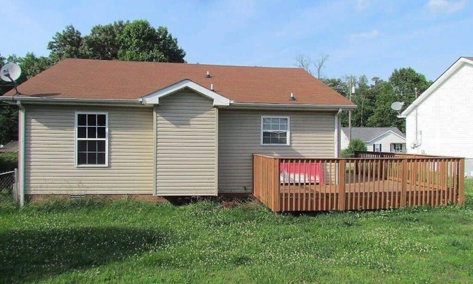Clarksville House | Charming Cul-de-Sac Home with Private Fenced Yard