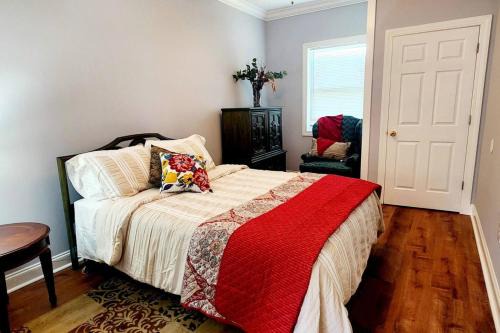 Athens House | Charming Cute Convenient 2 mi to Downtown and UGA