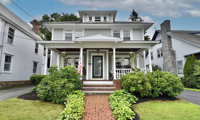 Queensbury House | Charming Designer-Owned 1930's Bungalow