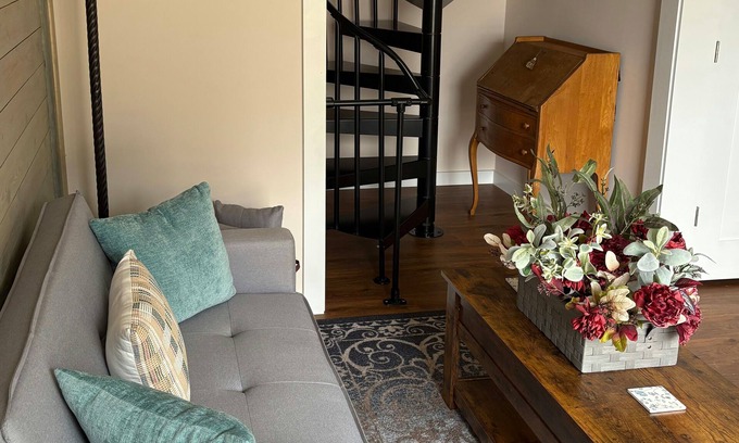Leicester House | Charming Dog-friendly Home with Mountain Views, Fill Kitchen & Hot tub
