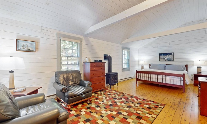Northport Apartment | Charming dog-friendly studio cabin with firepit and near outdoor fun