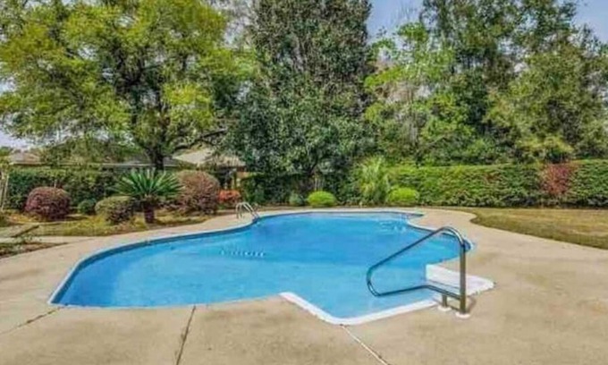 Scenic Heights House | Charming Dog Friendly Pool Home-‘Cola Cabana