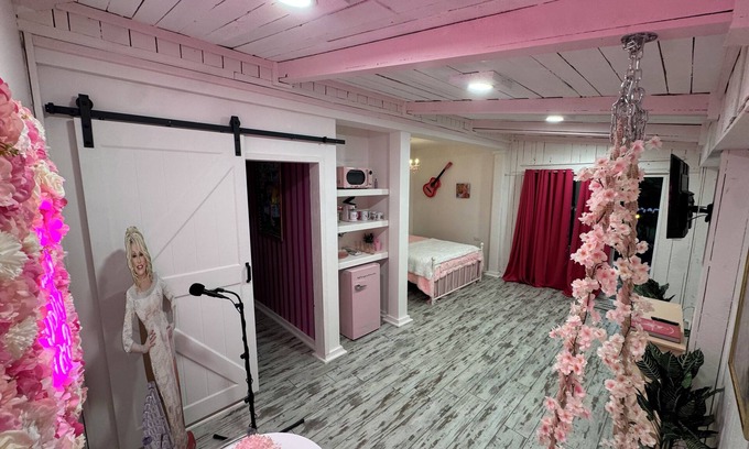 Lebanon Apartment | Charming Dolly Themed Studio on beautiful 40 Acres in Lebanon TN near Nashville