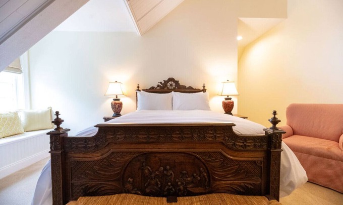 Edenton Bed & Breakfast | Charming downtown Edenton location with homemade breakfast daily