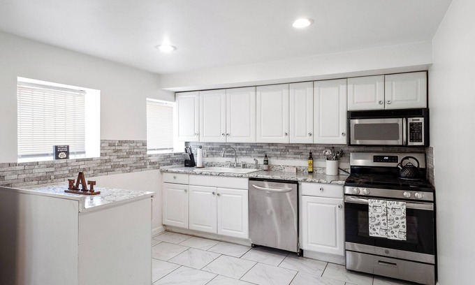 The Gate Boat Rental | Charming DTWN Getaway w/carport King Bd Sleeps 10