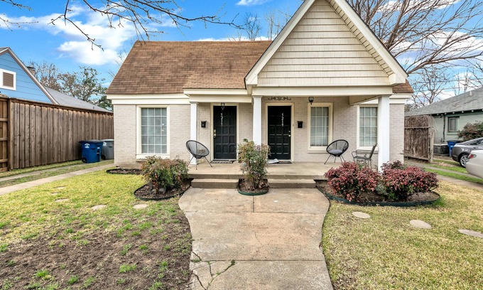 Dallas House | Charming Duplex in Popular Oak Lawn