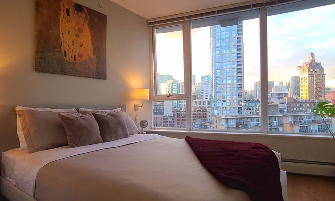 Central Condo | Charming Dwelling Downtown Vancouver