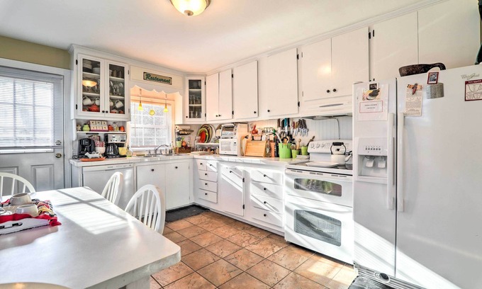 East Falmouth Cottage | Charming East Falmouth Home w/Hot Tub!