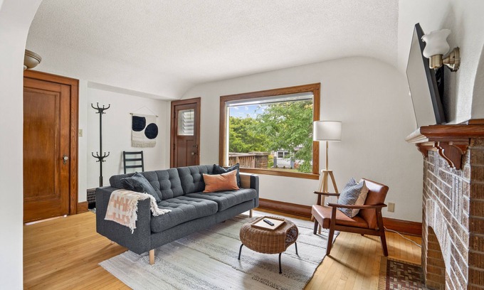 Wauwatosa Apartment | Charming East Tosa Flat - Upper