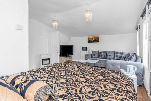 Blackburn House | Charming Edinburgh Guest Room with Private Entrance 5 min buses to city centre