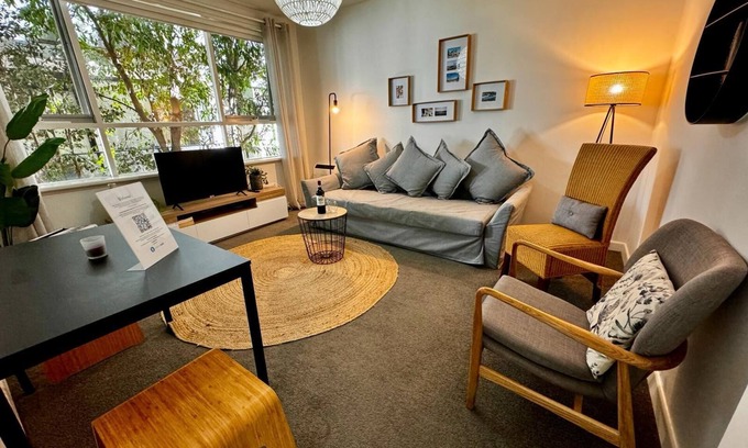 Elwood Apartment | Charming Elwood St Kilda Apmnt with Parking