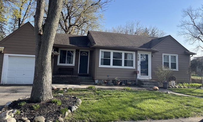 Rochester House | Charming Entire Ranch in Rochester Downtown