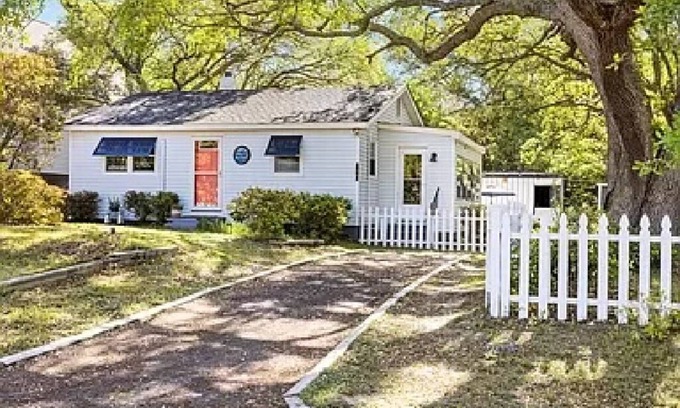 Oak Island Cottage | Charming family-friendly cottage near the beach, large lot with beautiful oaks