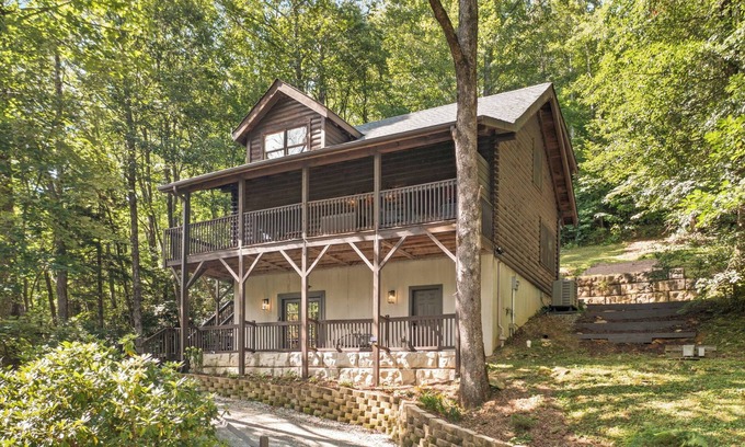 Blowing Rock Cabin | Charming Family Fun Cabin - Game Room, Arcade, Foosball by Grandfather Mountain