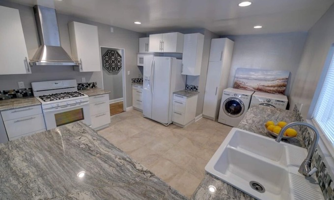 Burbank House | Charming family home in a quiet neighborhood of Burbank.