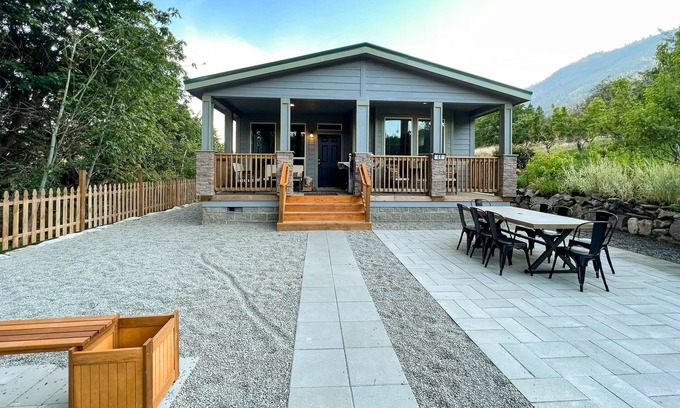 Chelan House | Charming Family Retreat – Just Steps from the Water's Edge