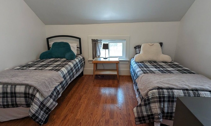 Montague House | Charming Farmhouse Cottage near Lake