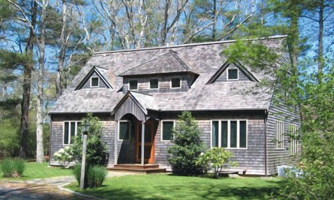 West Tisbury House | Charming Farmhouse serene amongst the trees