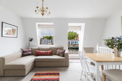 Warwick Apartment | Charming flat with balcony in Pimlico