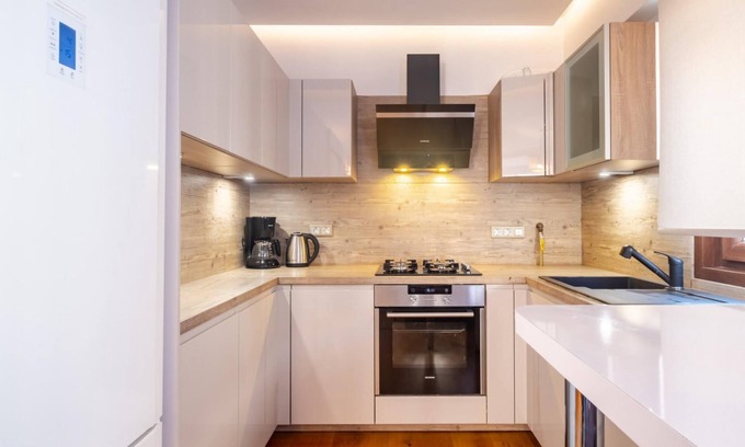 Osmanbey Apartment | Charming Flat with Central Location in Nisantasi