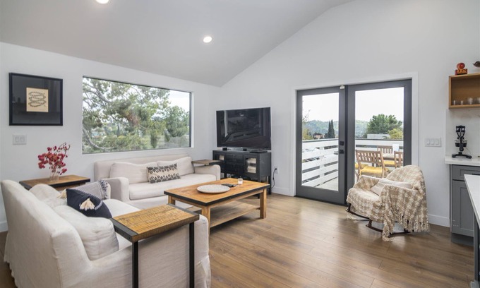 Eagle Rock House | Charming Flora-Filled Home, Office Space & Parking