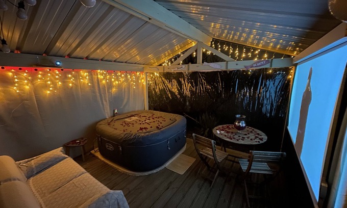 17th Arrondissement Batignolles-Monceau Ski Chalet | Charming chalet on an island 30min from Paris